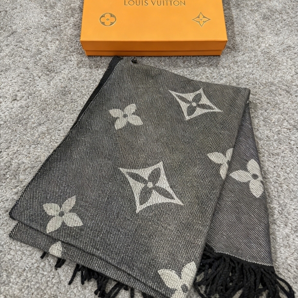Louis Vuitton. Tops - Louis Vuitton Logomania Scarf